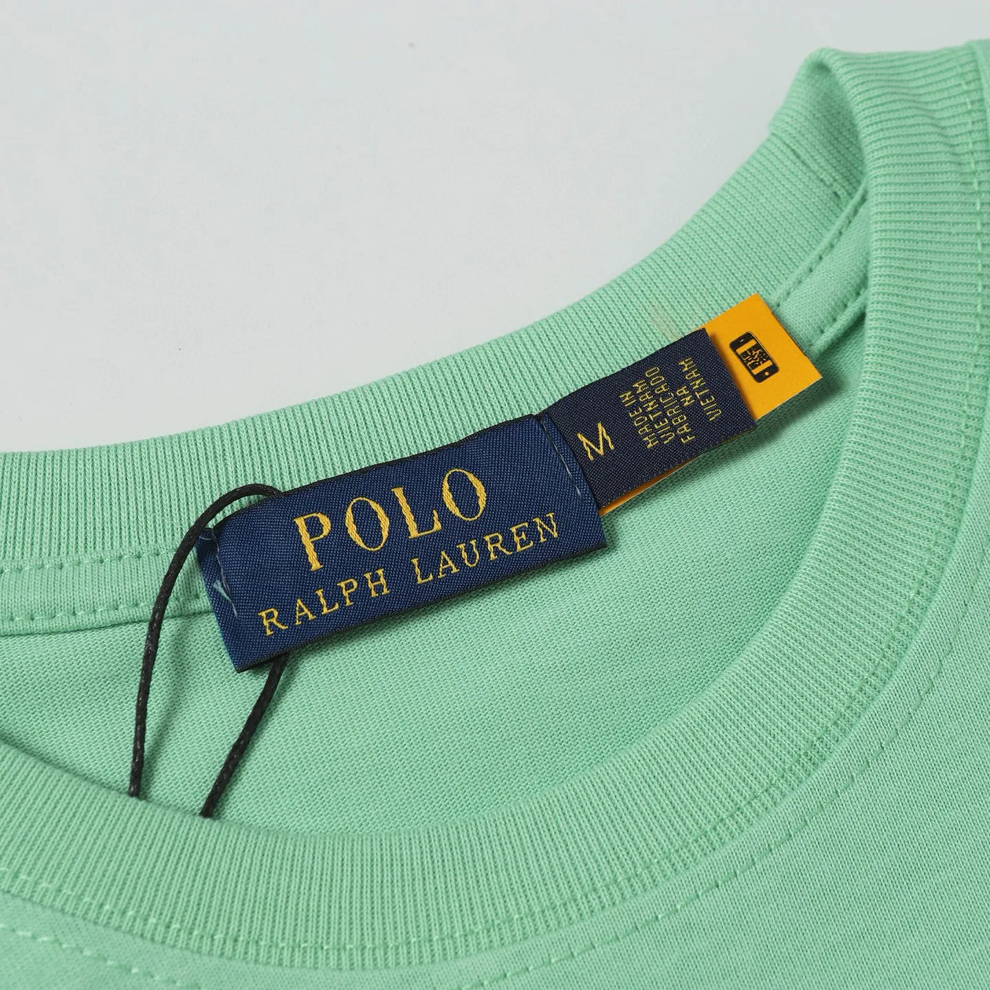 P126 Style number: 508 Ralph Lauren/Ralph Lauren 25ss new summer 3D silicone Polo embossed round neck T-shirt. The main logo on the neck has a QR code mark, which can be scanned for verification. It uses 3D silicone three-dimensional English letter logo embossing to distinguish low-low products on the market. 32 counts, 240g hydrophilic toner, 100% cotton fabric, comfortable and soft, highly breathable, focusing on high-end cost-effectiveness, needless to say good quality. Available in a variety of colors, both boys and girls can try this genderless style, giving them a yuppie tone in no time. Immerse yourself in your leisurely style, and have your own style in retro. Natural, vivid and very French romantic feelings, perfectly integrating youthful atmosphere and trend. Color: off-white, navy blue, dark green, light green Size: S-xL S Shoulder width 44 Bust 104 Sleeve length 23 Clothing length 72 M Shoulder width 45 Bust 108 Sleeve length 24 Clothing length 74 L Shoulder width 46 Bust 112 Sleeve length 25 Clothing length 76 xL Shoulder width 47 Bust 116 Sleeve length 26 Clothing length 78